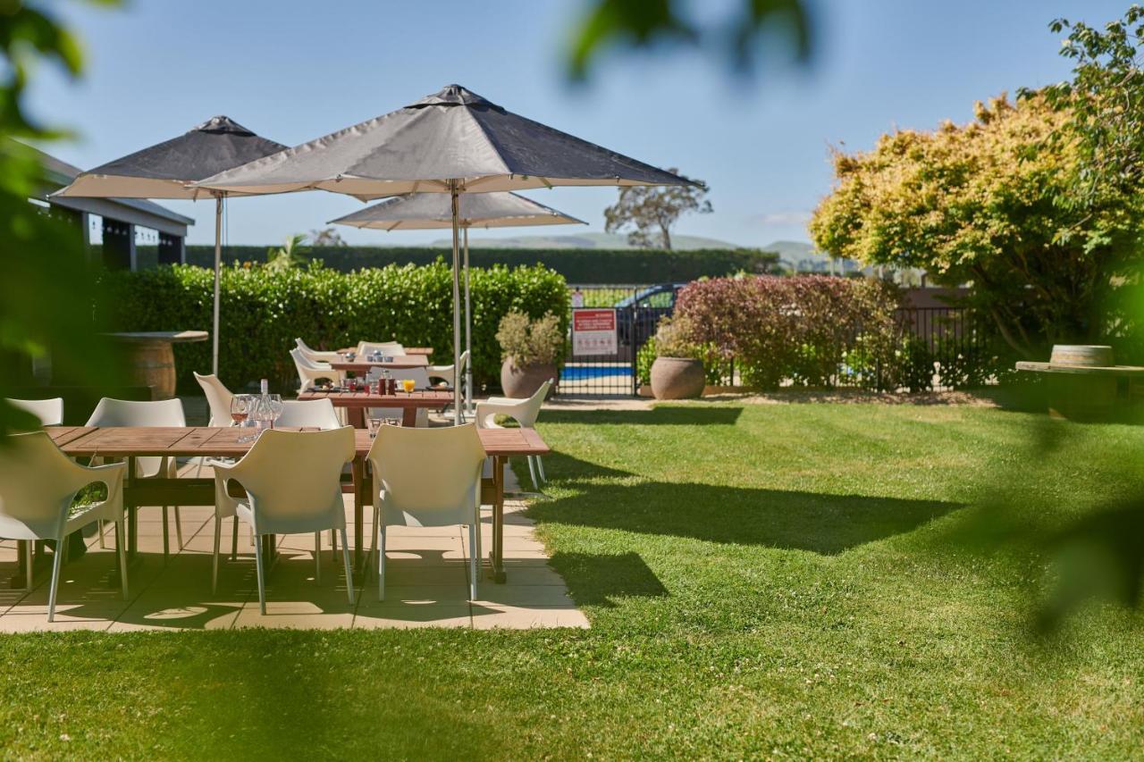 Parehua Resort Martinborough Extérieur photo The garden at the hotel
