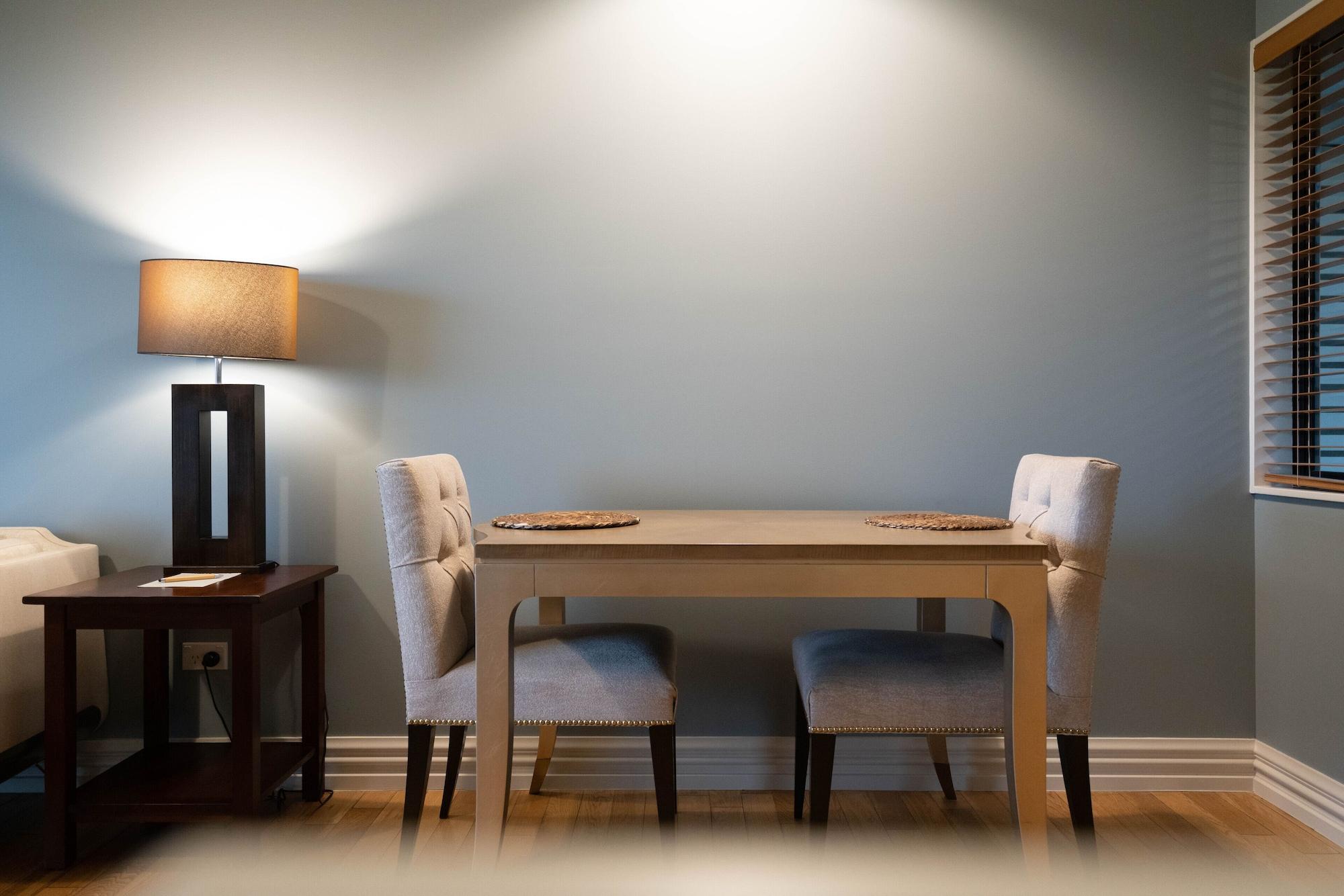 Parehua Resort Martinborough Extérieur photo A dining room table