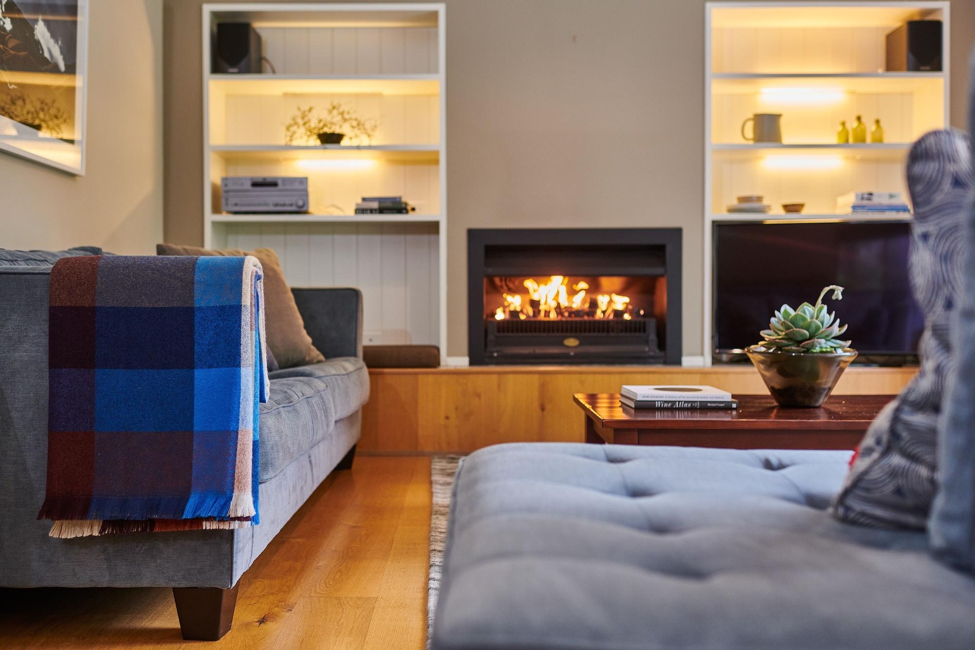 Parehua Resort Martinborough Extérieur photo A fireplace in a living room