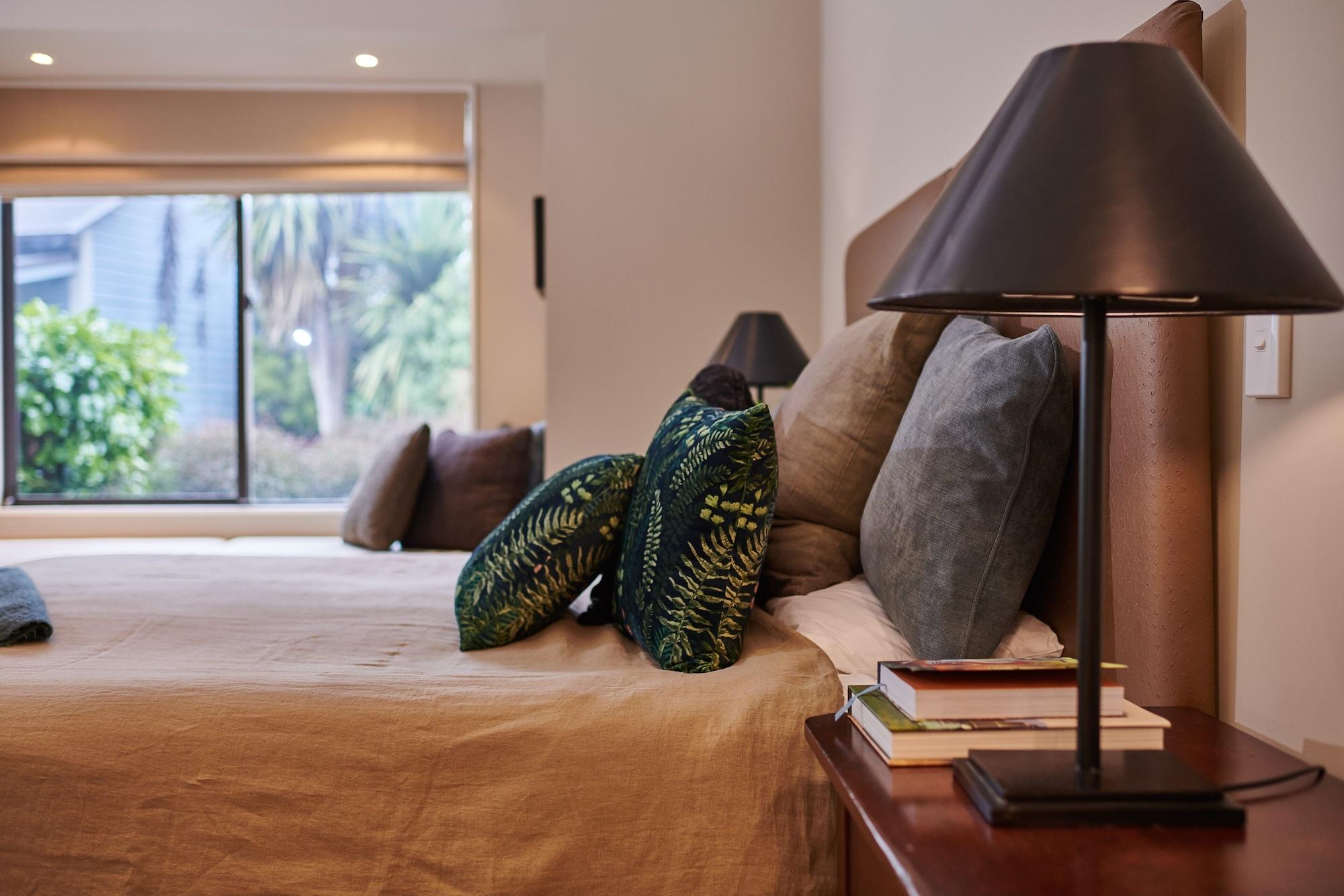 Parehua Resort Martinborough Extérieur photo A table lamp