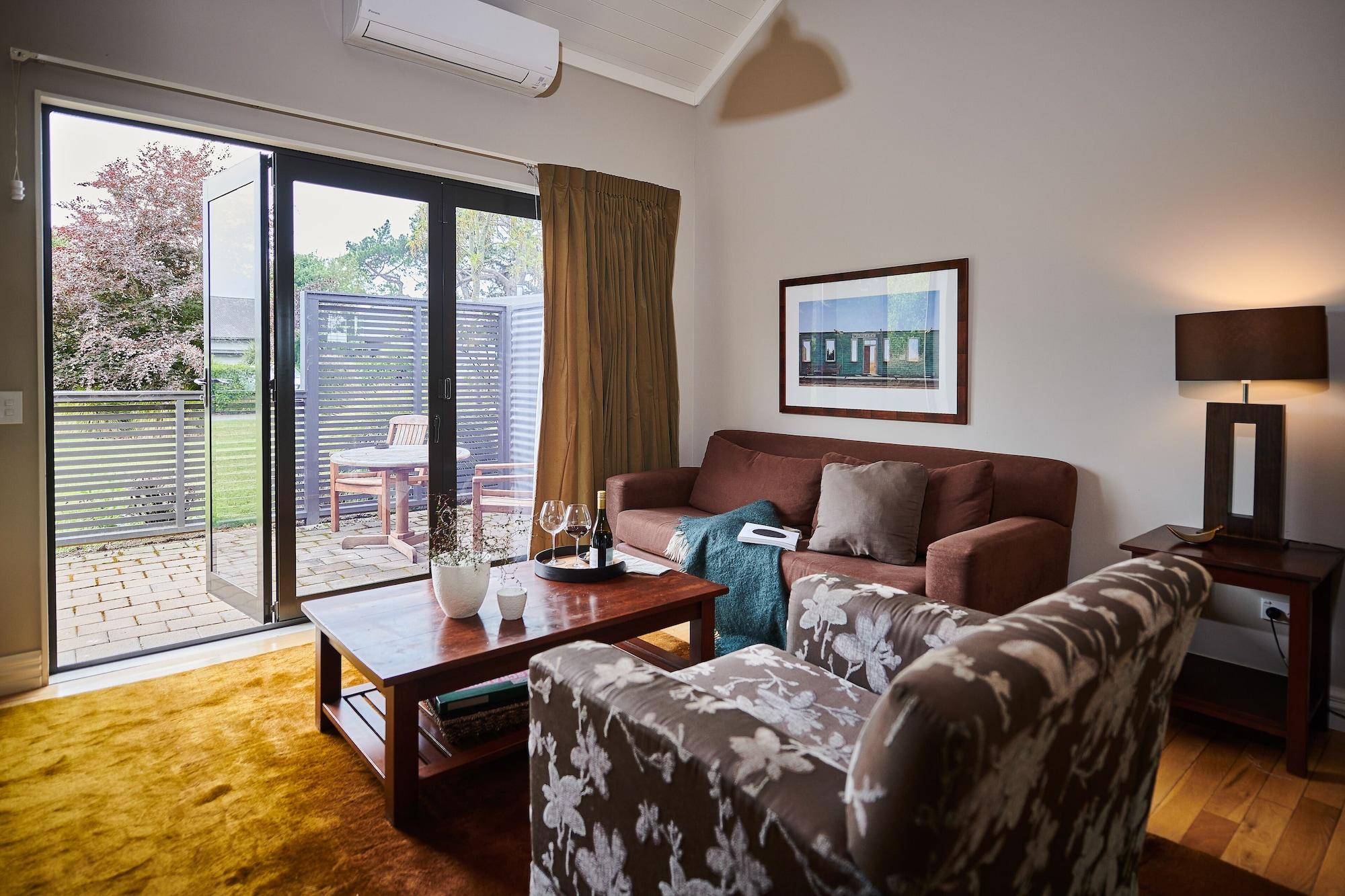 Parehua Resort Martinborough Extérieur photo A living room in a house
