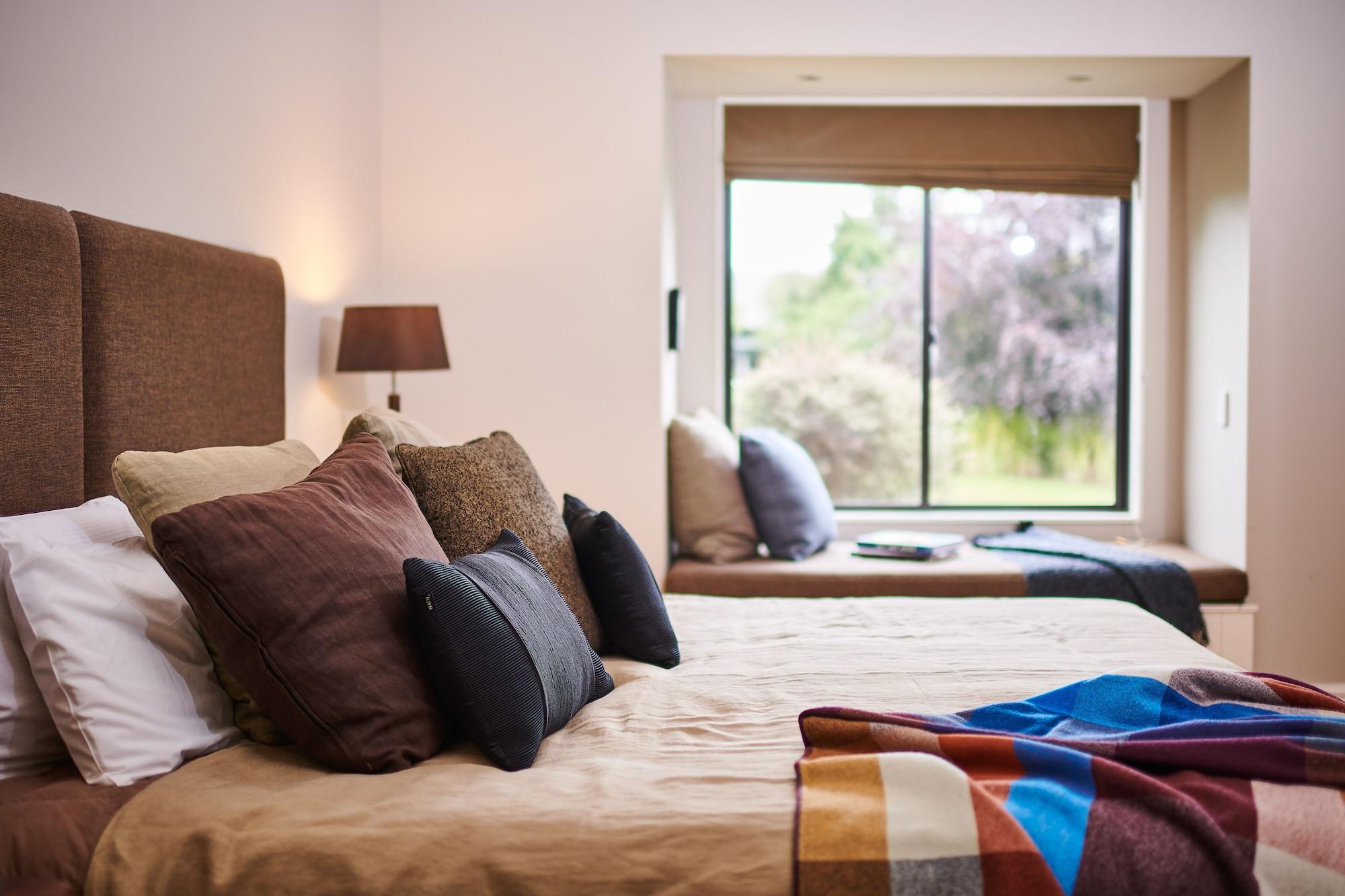 Parehua Resort Martinborough Extérieur photo A bedroom at the hotel