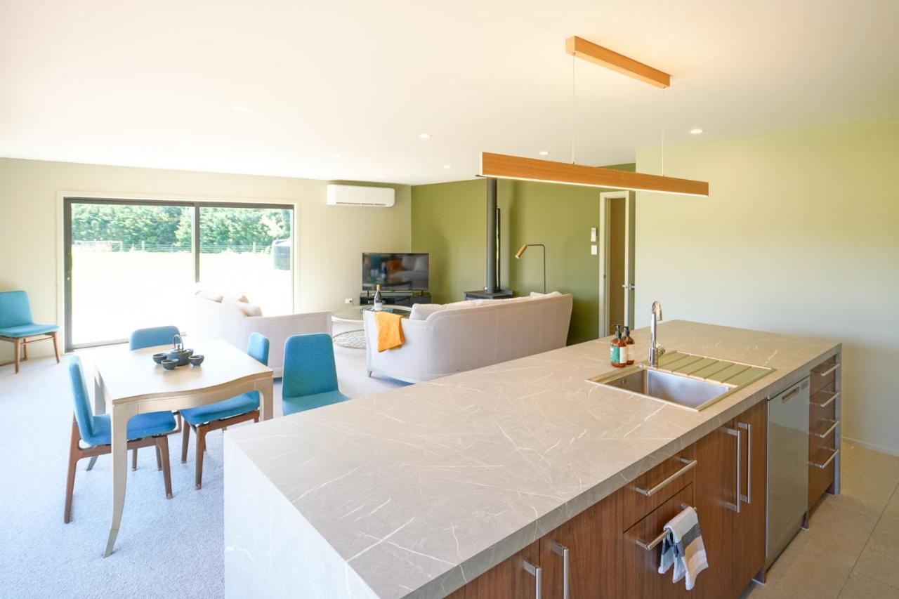 Parehua Resort Martinborough Extérieur photo A kitchen with a linear layout