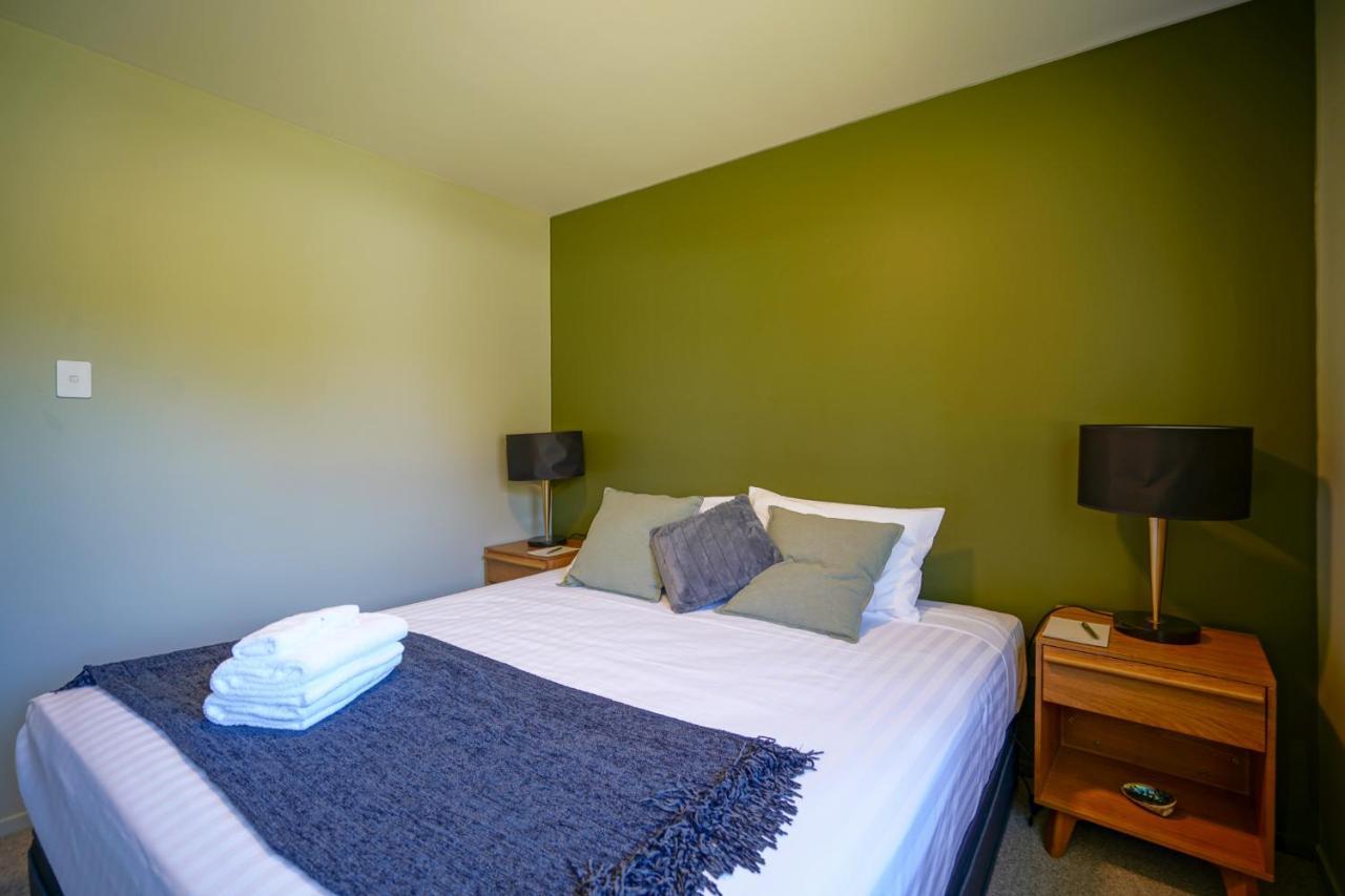 Parehua Resort Martinborough Extérieur photo A bedroom at the hotel