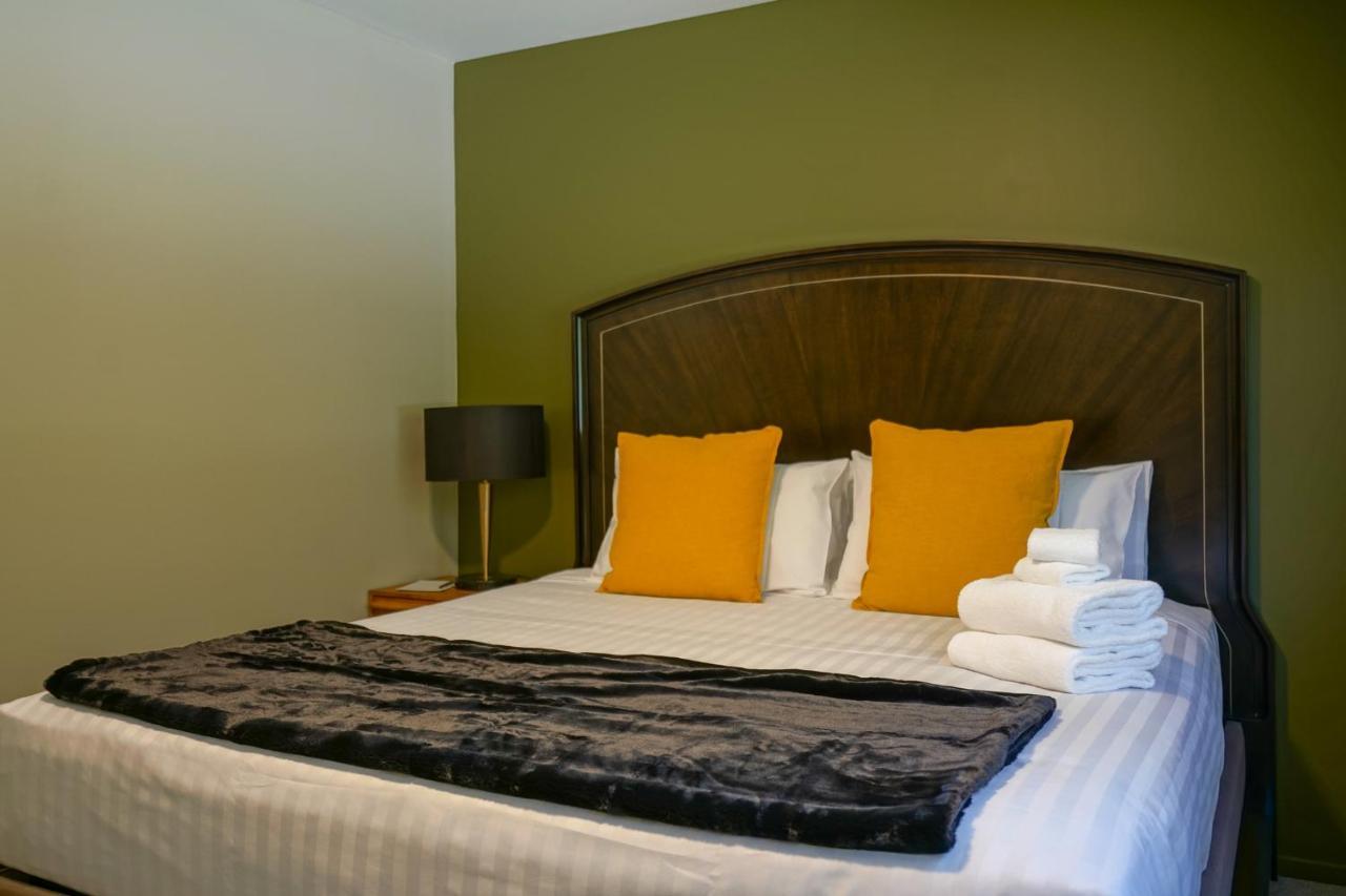 Parehua Resort Martinborough Extérieur photo A bed
