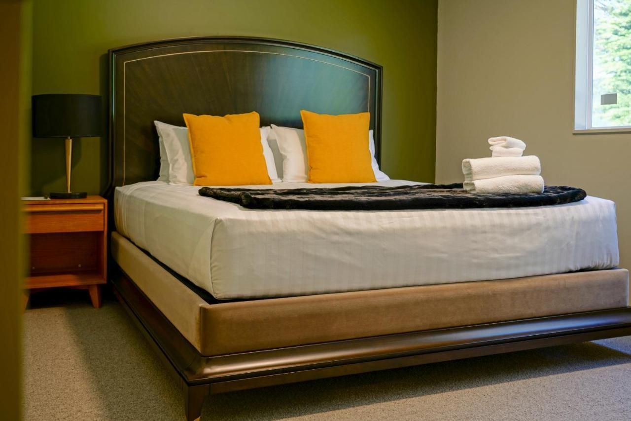 Parehua Resort Martinborough Extérieur photo A bedroom at the Inn at the Opera