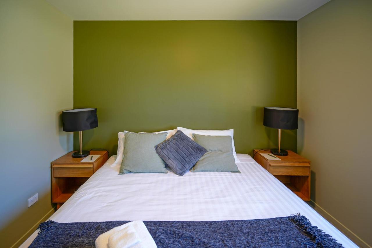 Parehua Resort Martinborough Extérieur photo A bedroom at the hotel