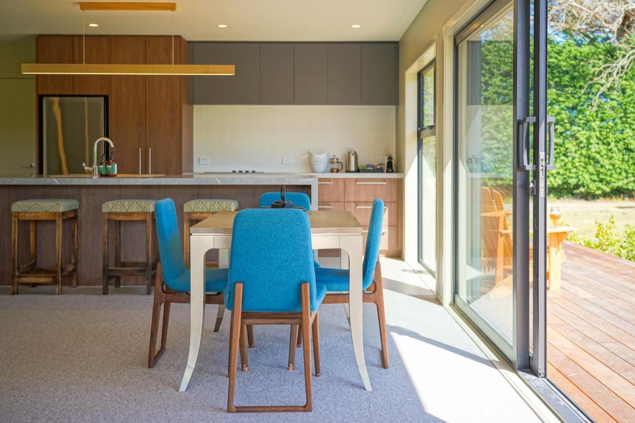 Parehua Resort Martinborough Extérieur photo Kitchen and dining area