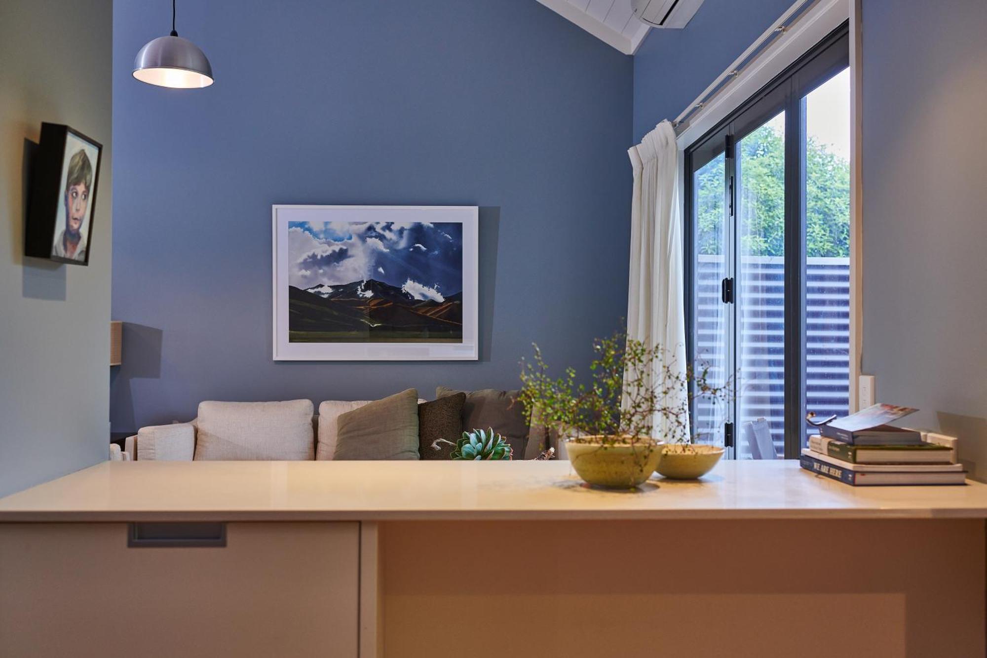 Parehua Resort Martinborough Chambre photo A living room with a blue wall