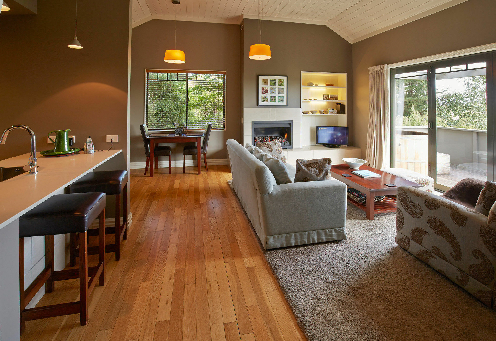 Parehua Resort Martinborough Extérieur photo A living room in a house